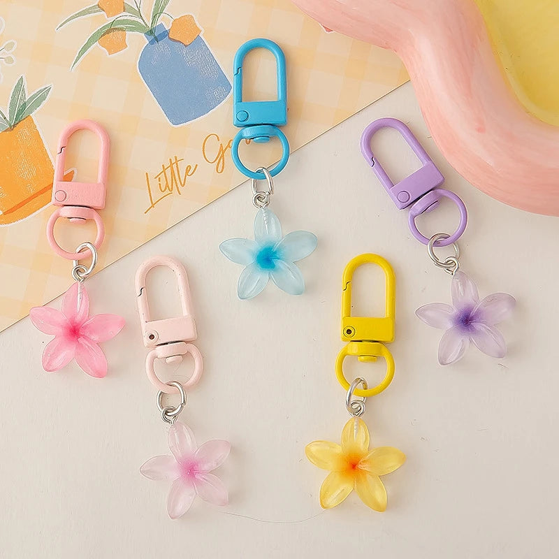 Cute Little Flower Pendant Keychain – Colorful Mini Resin Gift for Guests & Parties - Image 4