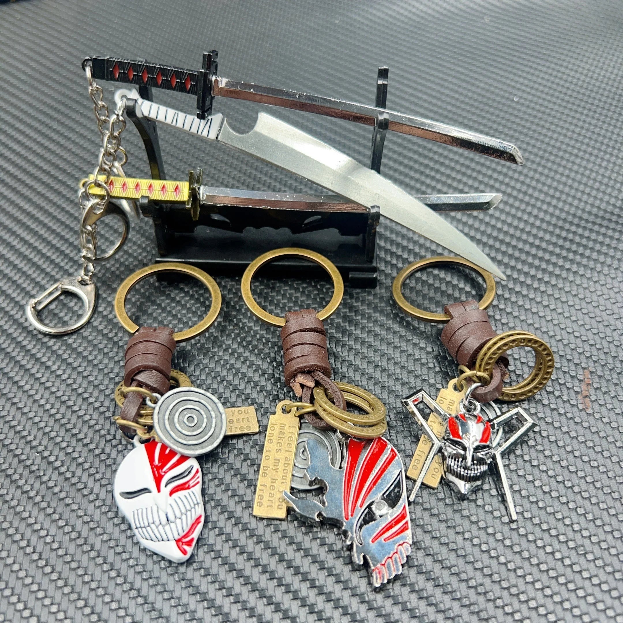 26cm Bleach Mini Sword Keychain – Kurosaki Ichigo Anime Collectible with Sheath & Metal Mask Pendant - Image 8