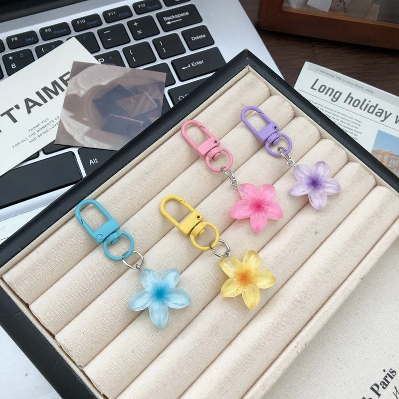 Cute Little Flower Pendant Keychain – Colorful Mini Resin Gift for Guests & Parties - Image 3